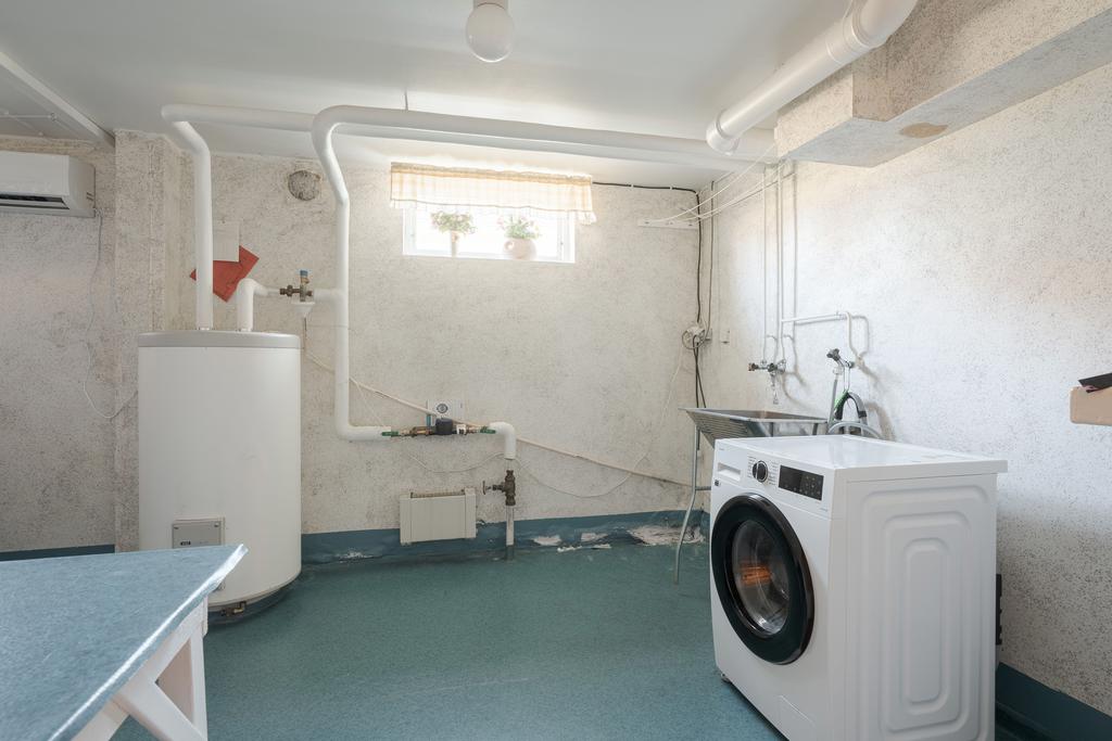 Tvättstugan är stor och rymlig! Tvättmaskin samt torkmaskin införskaffade 2024. 