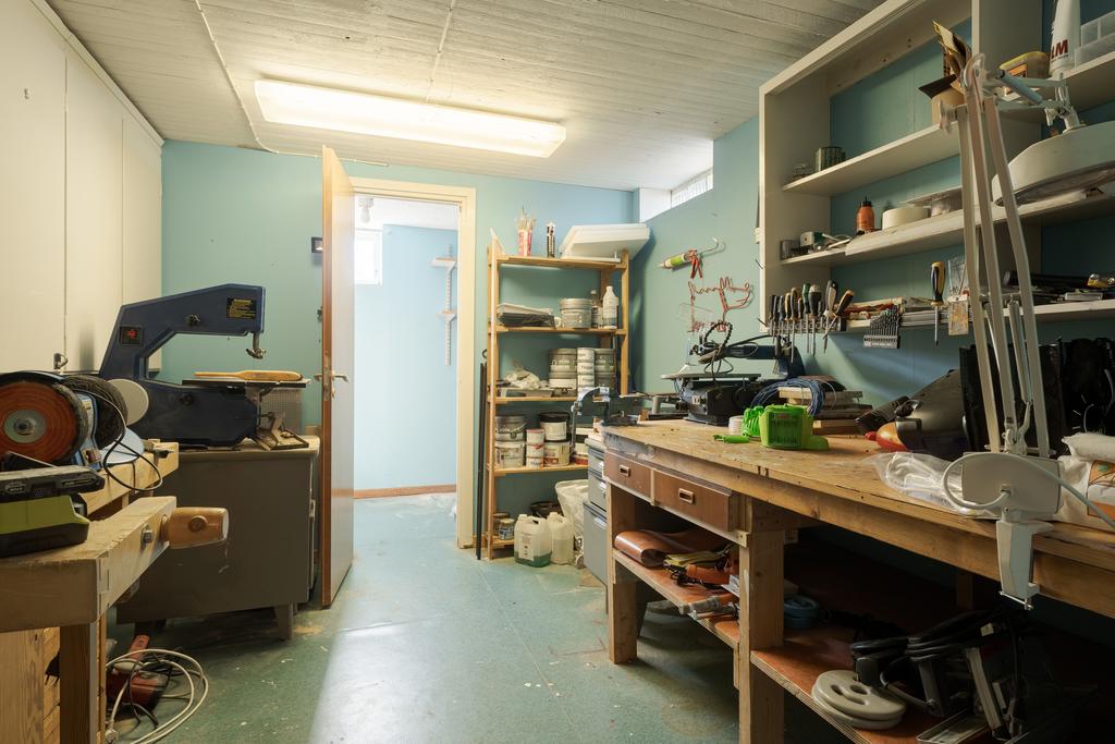 Verkstad i källarplan, i direkt anslutning till källarens hall 