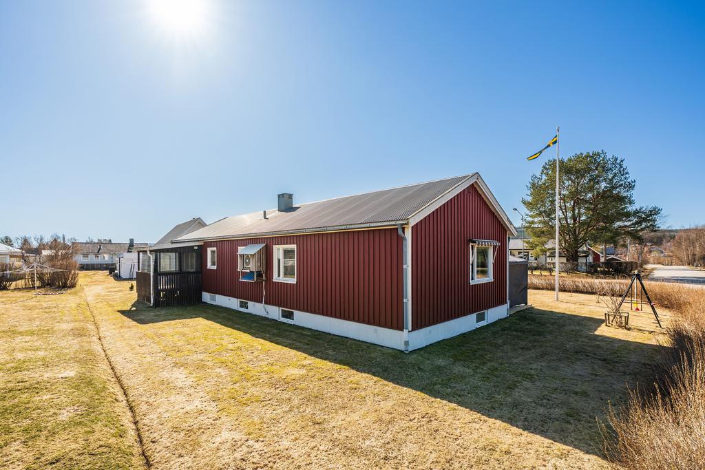 Baksida, uteplats i norrläge