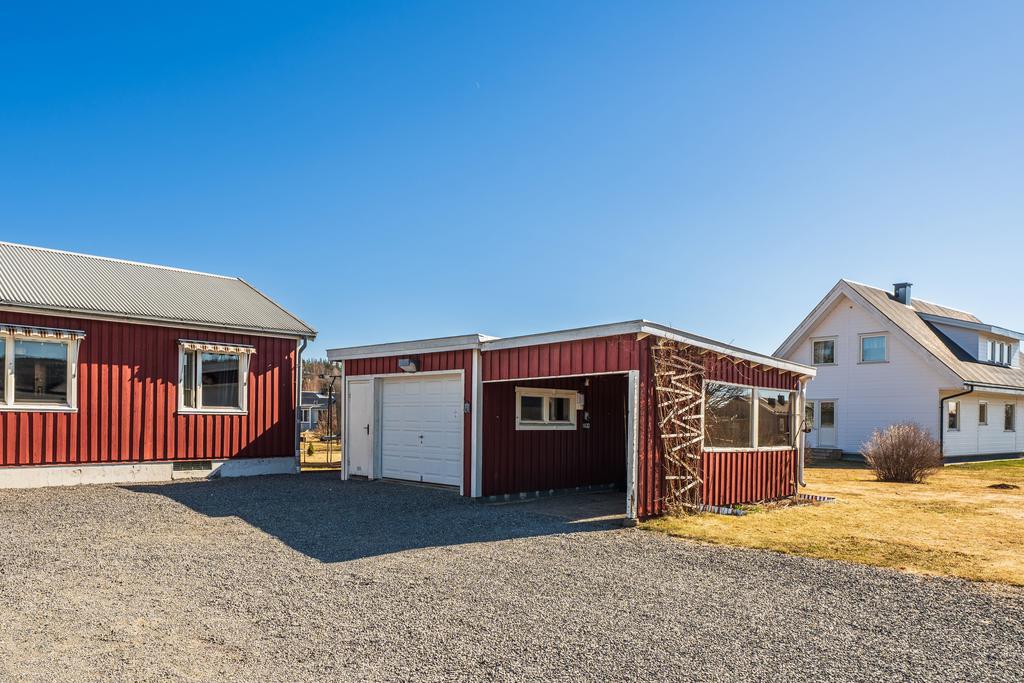 Garage samt carport i kombination med en bred infart. 
Perfekt med plats för att välkomna familj och vänner. 