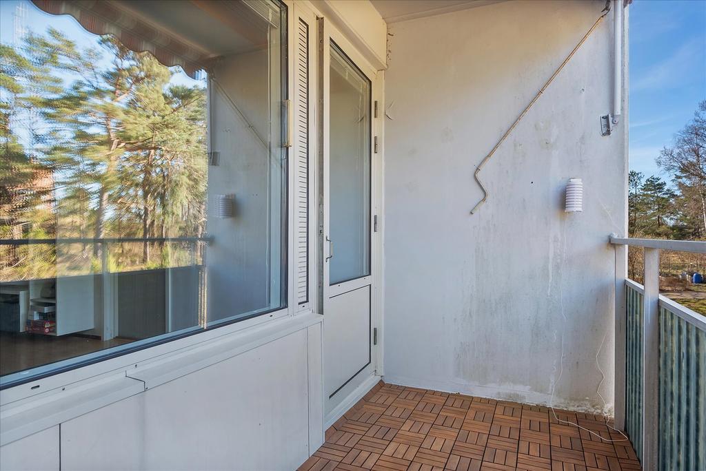 Balkong i insynsskyddat läge, eftermiddagssol 