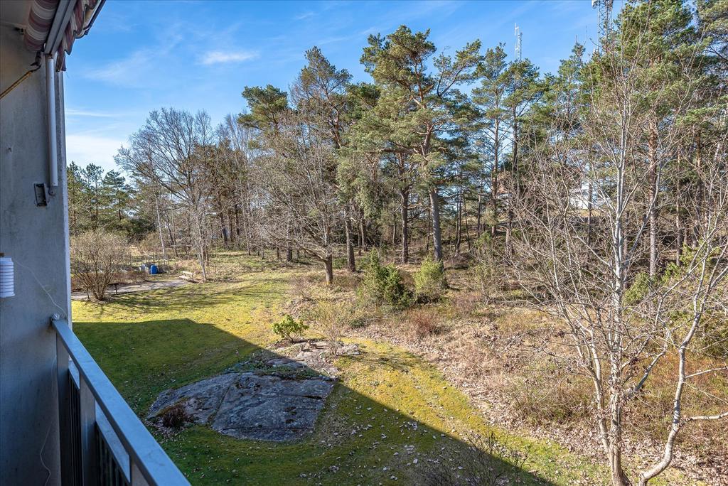 Balkong i insynsskyddat läge, eftermiddagssol 