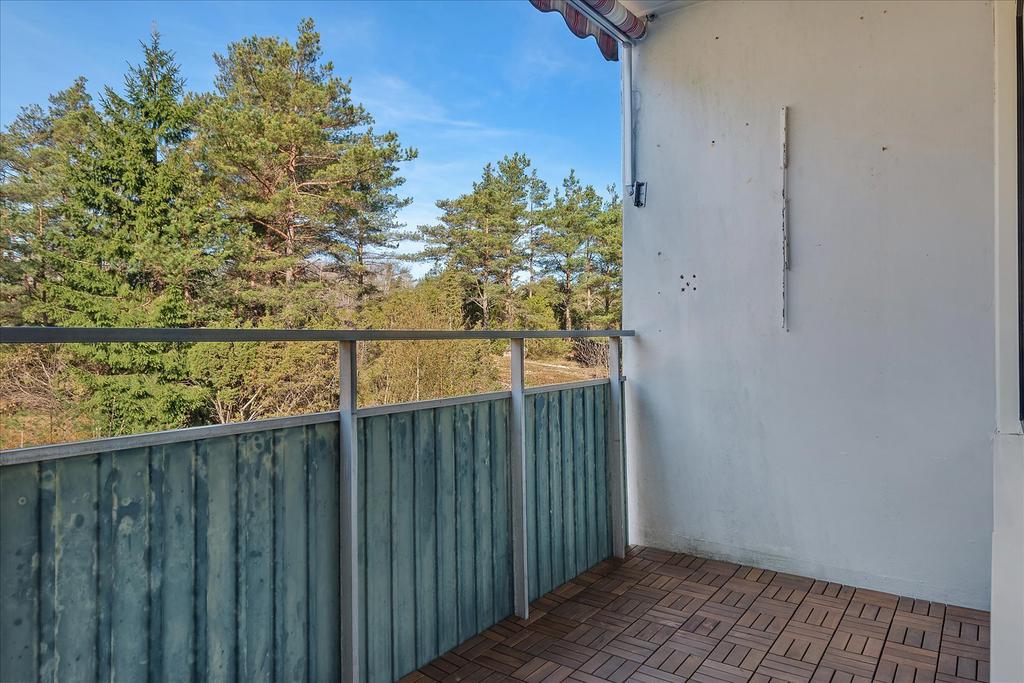 Balkong i insynsskyddat läge, eftermiddagssol 