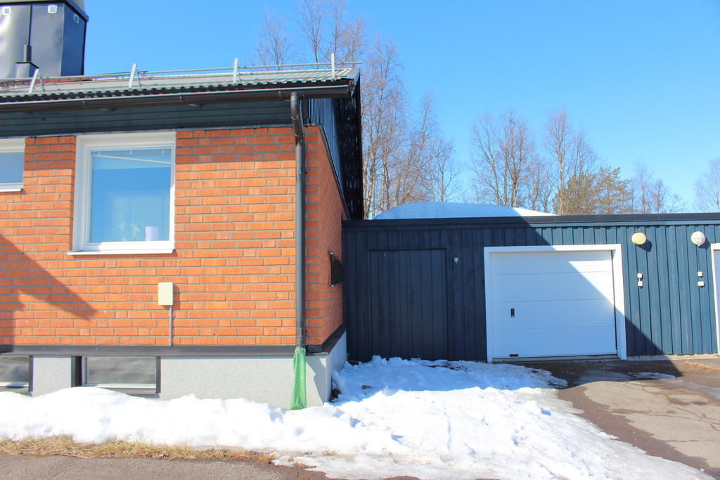 Vidbyggt garage med förrådsdel 