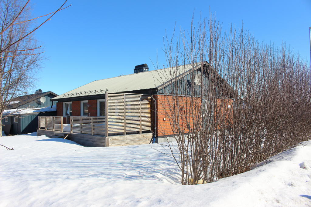 Altan från 2018 på bakgården i västerläge med eftermiddag- och kvällsol
