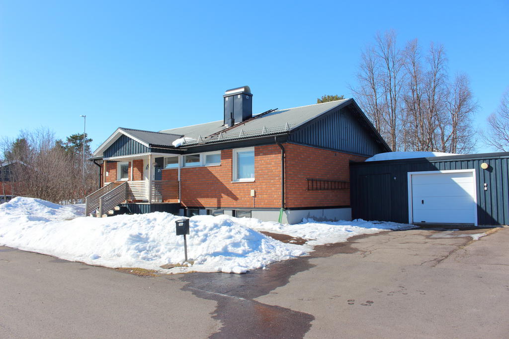 Fältvägen 21, omtyckt husmodell i 1 plan med källare och vidbyggt garage med förrådsdel på hörntomt