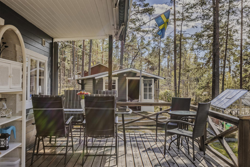 Plats för flertalet möbler på den rymliga verandan