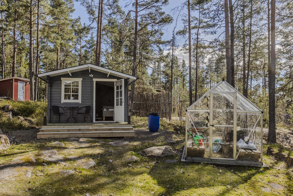 Gäststuga och växthus