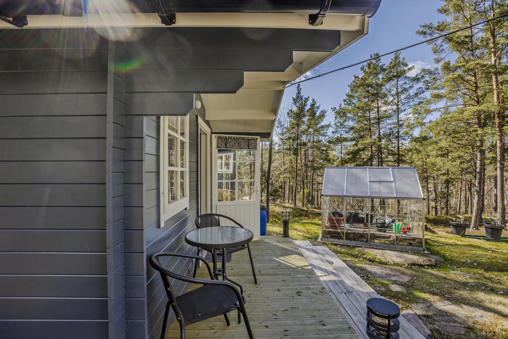 Verandra även på extrahuset samt trivsamt växthus