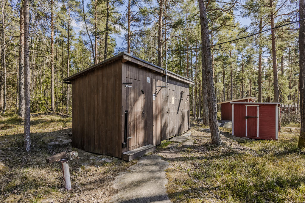 Vedskjul, förråd, toalett