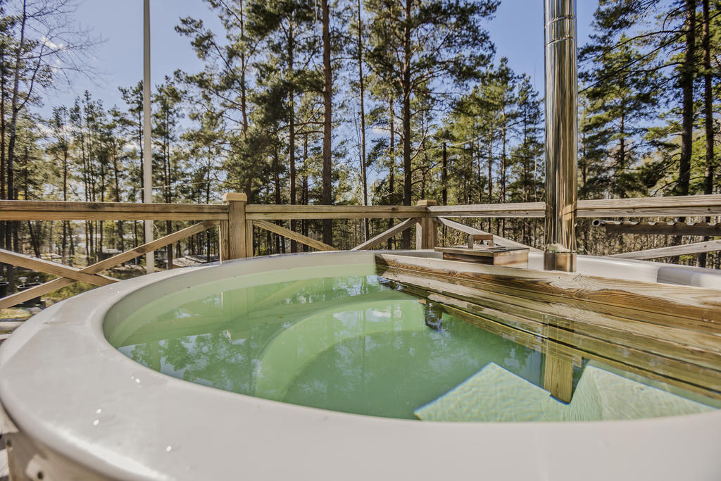 Vedeldad badtunna på verandan