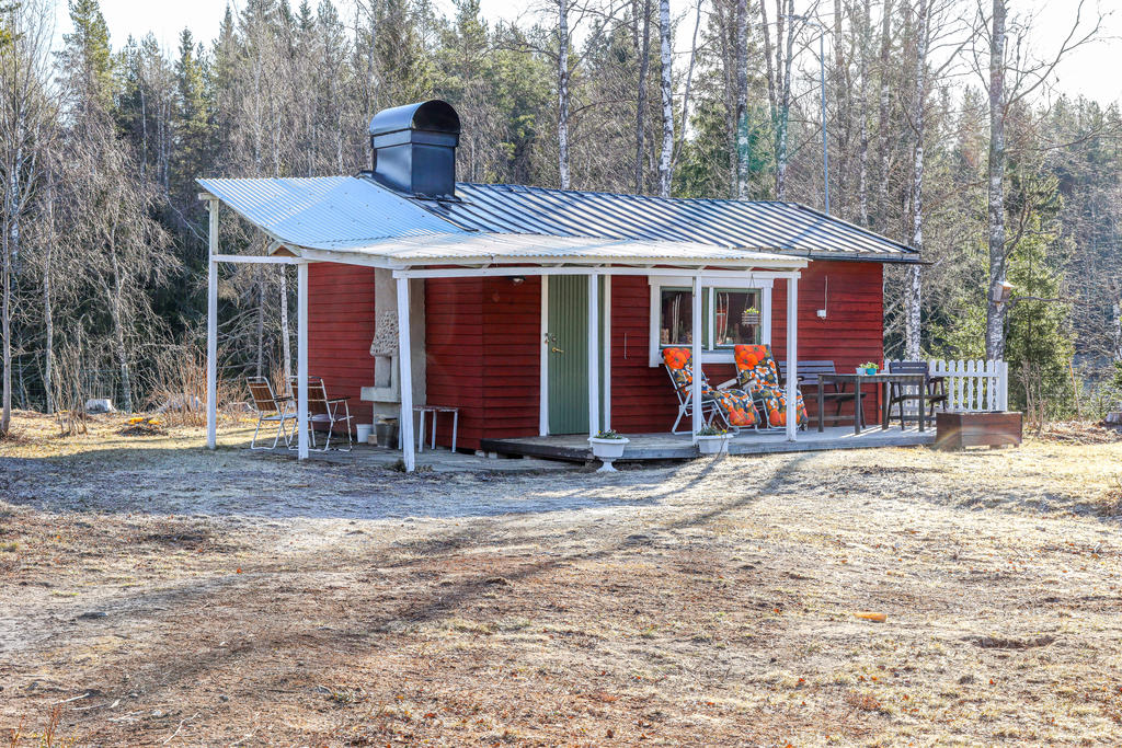 Stugan sedd från förrådet