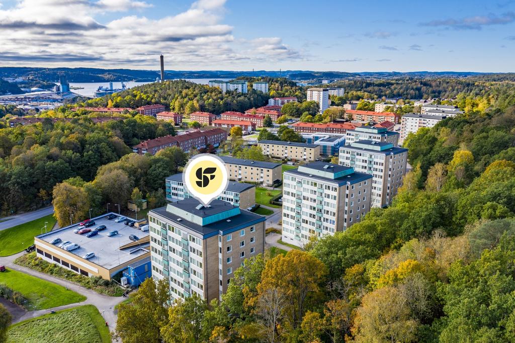 Här bor du nära fin natur med promenadslingor och samtidigt nära bekvämligheter som matbutik och busskommunikationer 