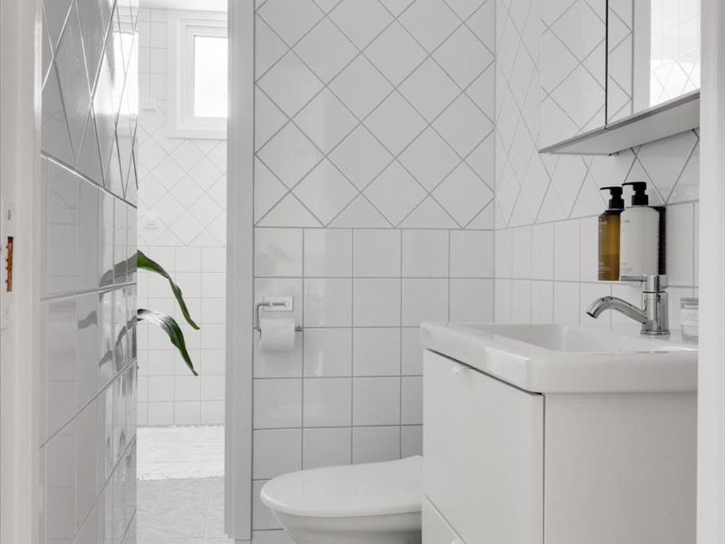 .. och fortsättningsvis finner du WC med handfat och spegelskåp 