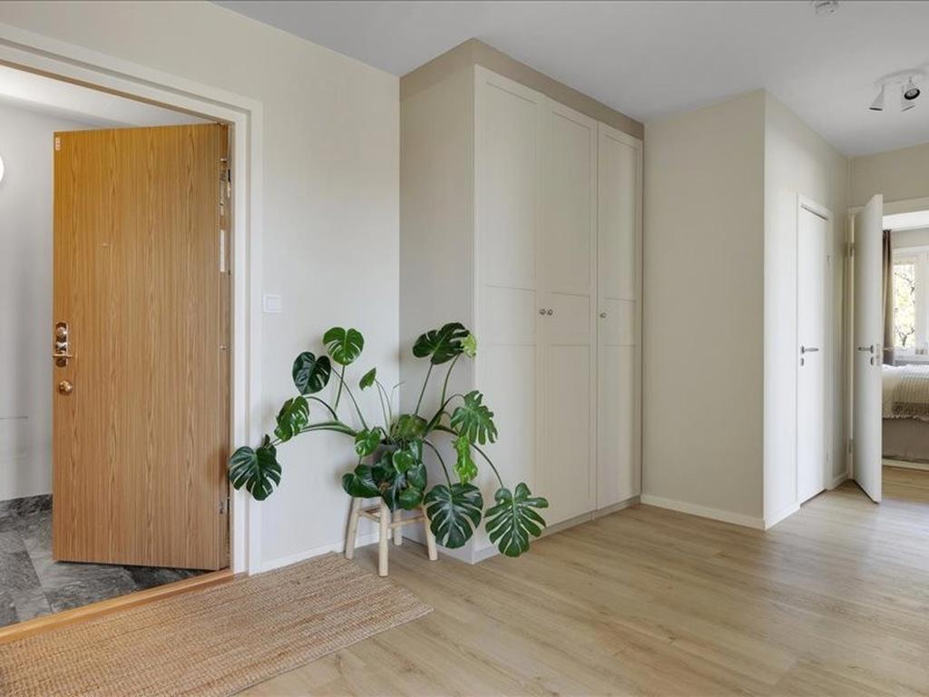 Rymlig hall med anslutning till ett förråd