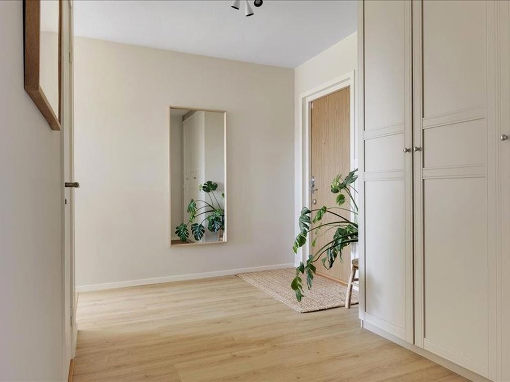 Hall med goda förvaringsmöjligheter i garderoberna