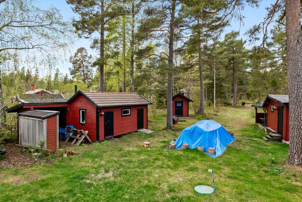 Förrådslänga med två separata förrådsavdelningar samt tvättstuga