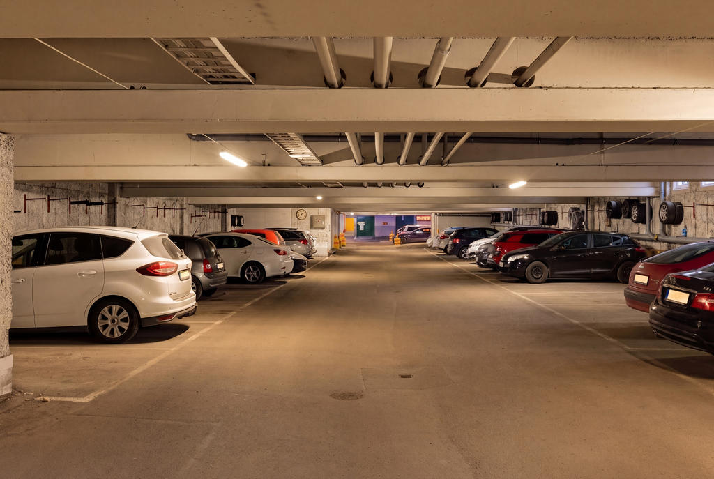 Föreningen har 140 st parkeringsplatser i gemensamt garage att hyra för 400 kr/mån. (Separat kö) 
