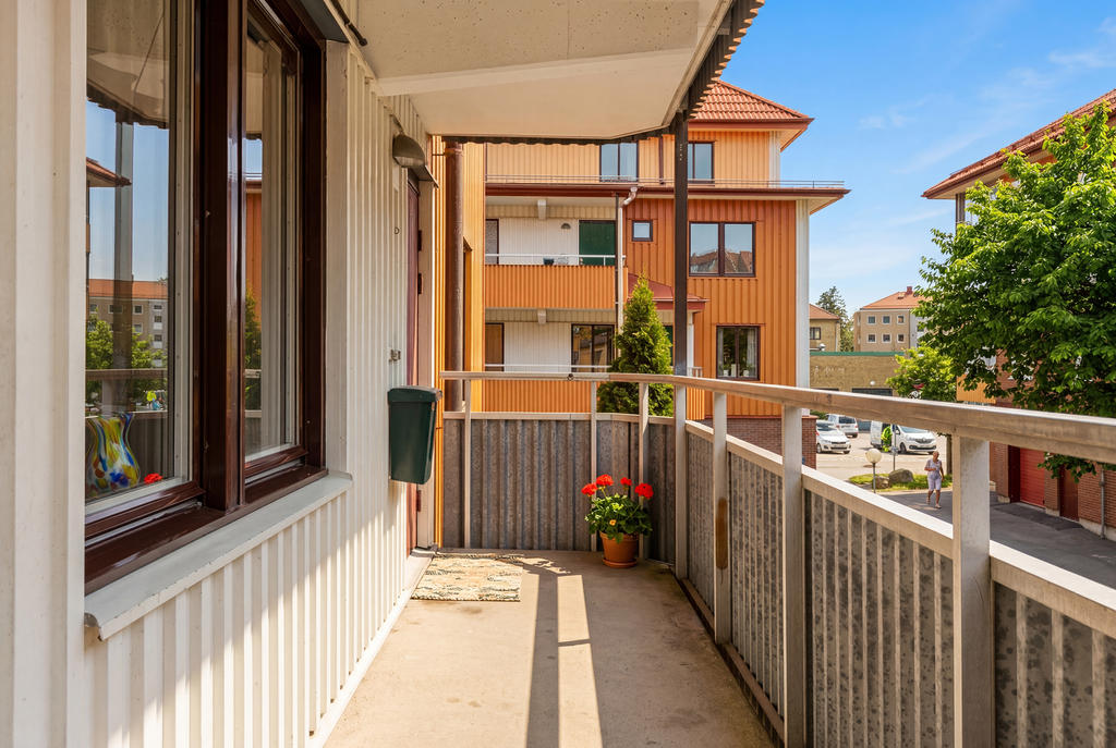 Lägenheten når du enkelt via hiss eller trappa