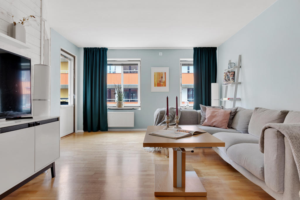 Vardagsrummet är rymligt och ljust och har direkt access till balkongen