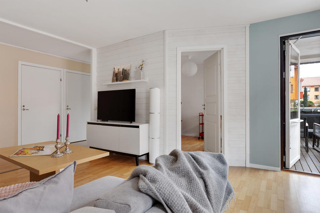 Här har man satt upp en vägg som skapar ett extra sovrum. Väggen är nedtagbar för den som önskar återställa planlösningen.