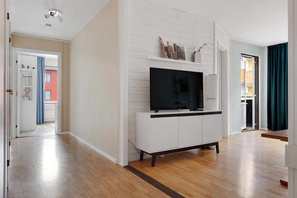 Vardagsrum som angränsar till hallen och övriga rum