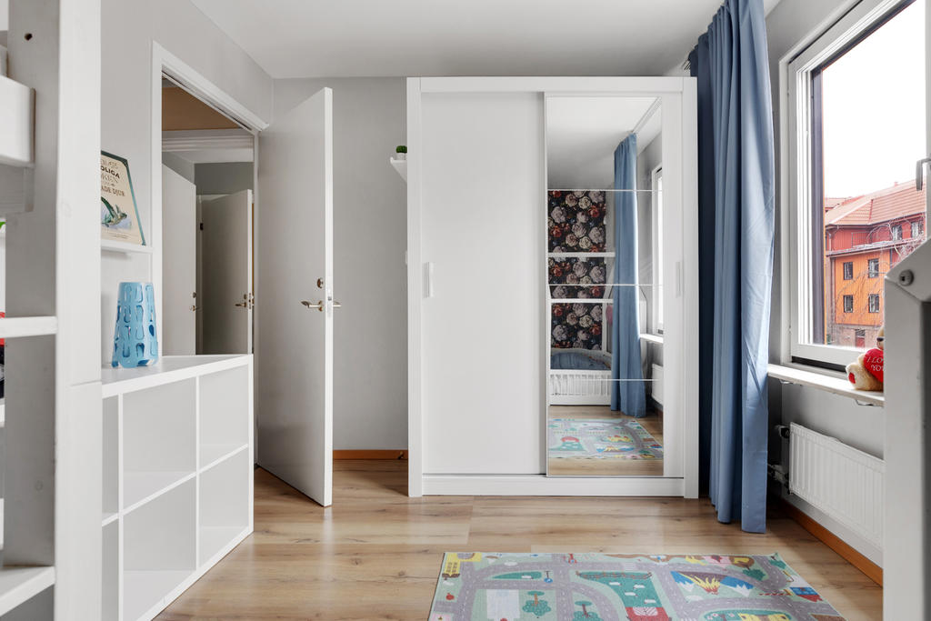 Garderober och mycket ljusinsläpp från de stora fönstren