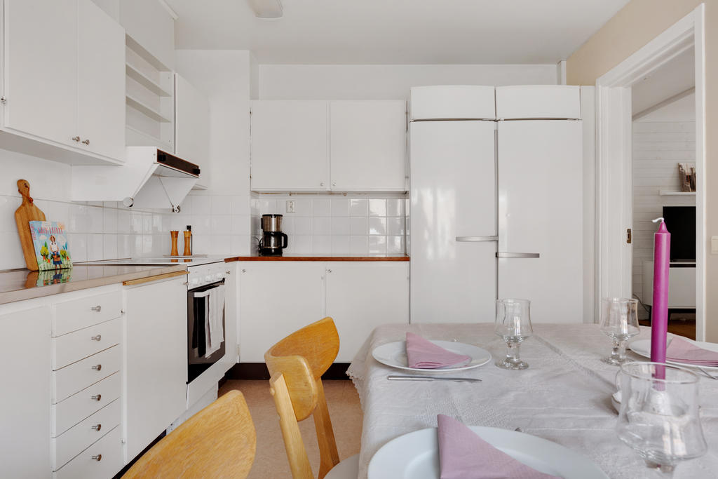 Kyl och frys i fullhöjd samt bra med arbetsytor