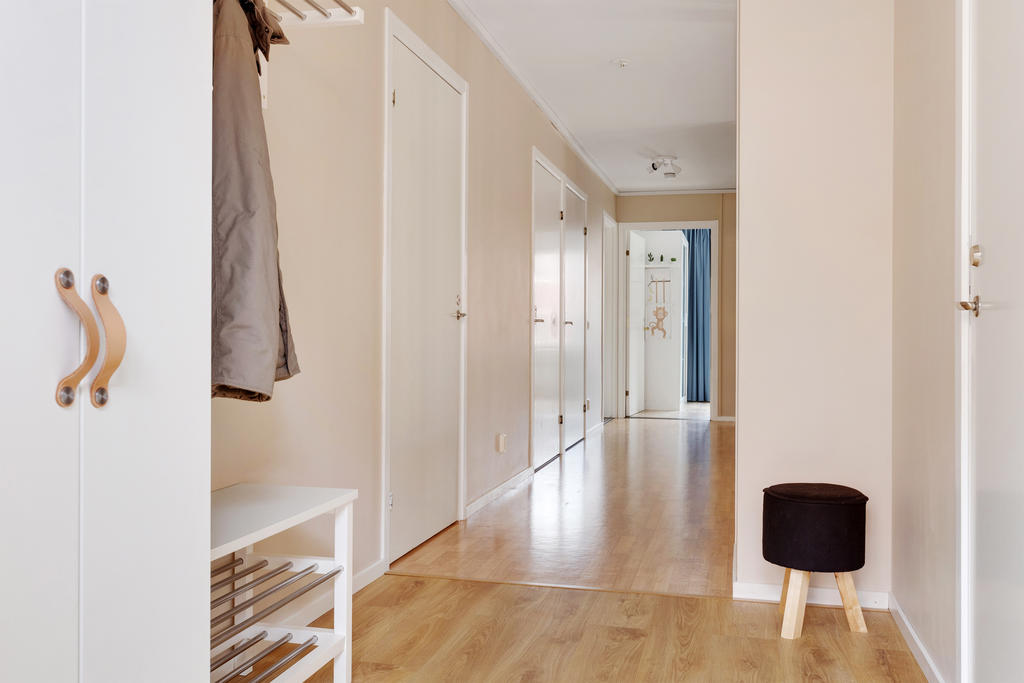 Vy från hallen mot samtliga rum, med goda avhängningsmöjligheter och garderob