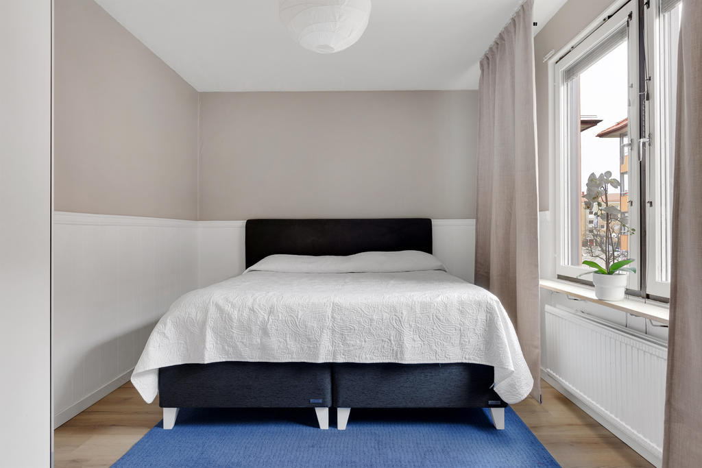 Sovrum höger om hallen