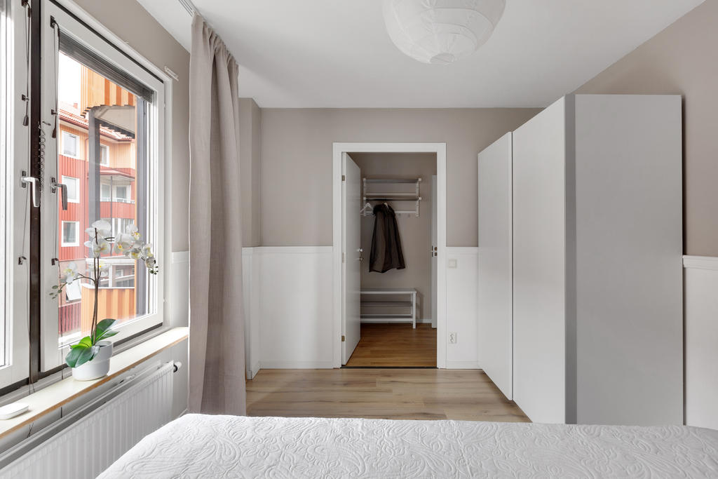 Stora garderober och fin färg på väggarna