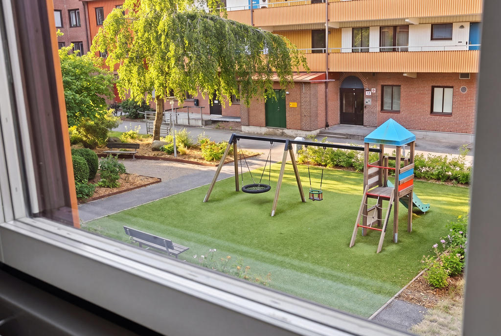 Utsikt från sovrummet mot lekplats