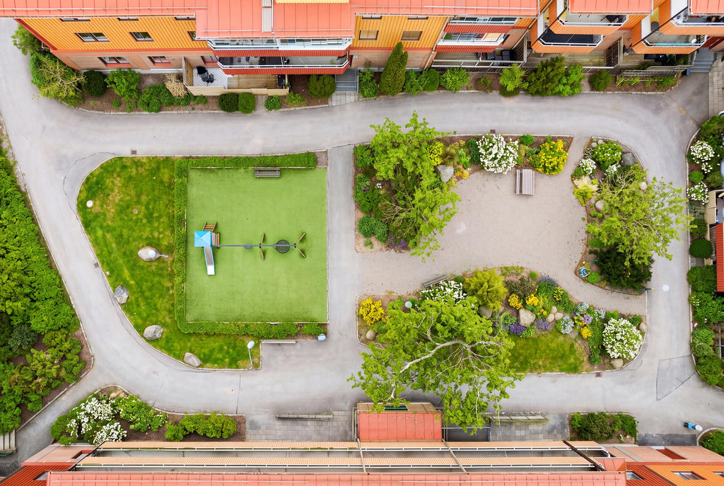 Härlig innergård med lekplats