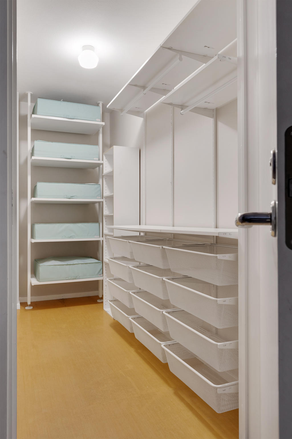 Stor separat klädkammare med plats för mycket kläder, skor, förvaring m.m