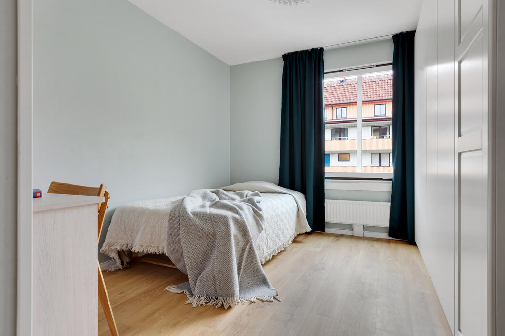 Master bedroom med praktiska och snygga garderober