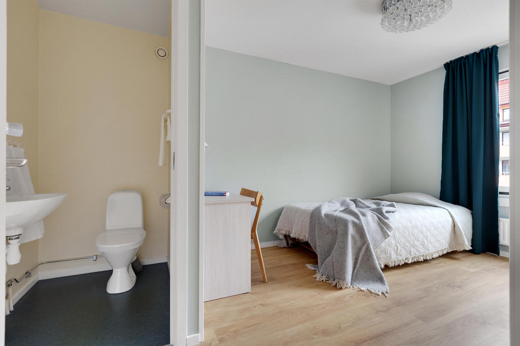 I anslutning till master bedroom finns egen toalett med handfat och spegel