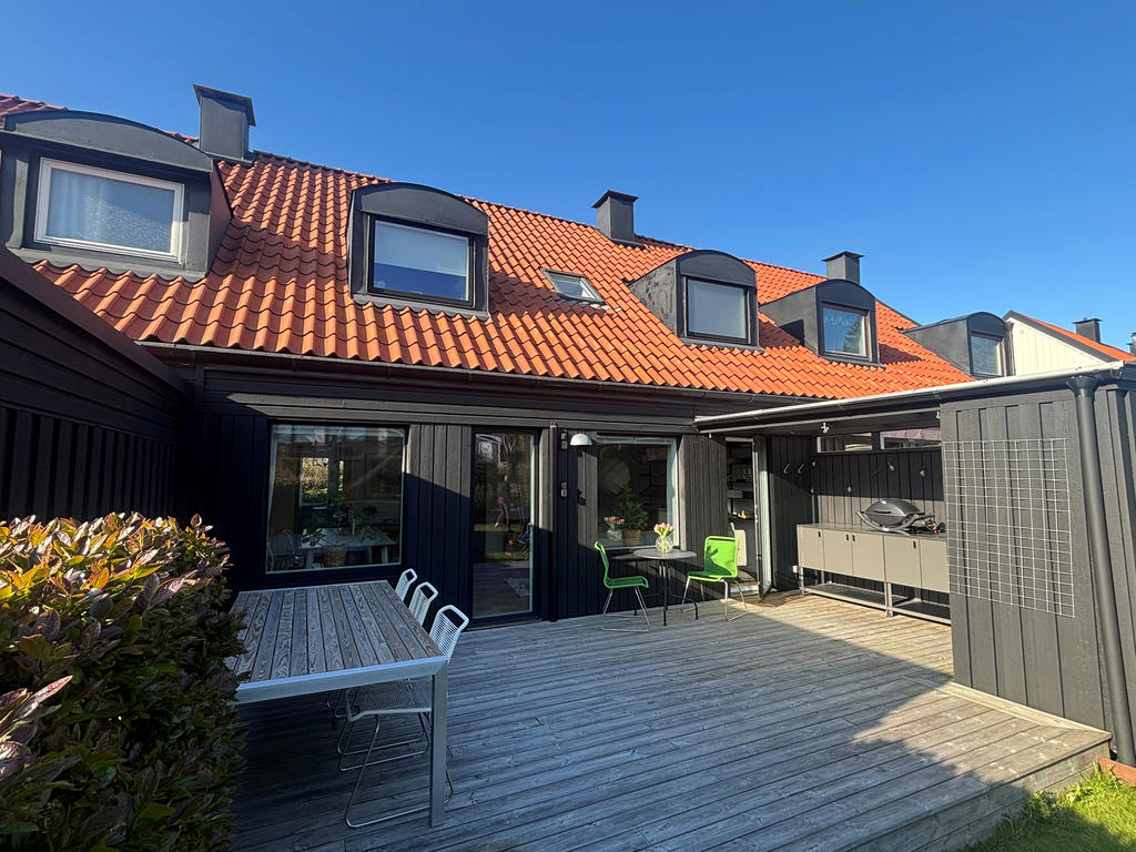 Trevligt välrenoverat radhus som nu förbereds för försäljning. Kommer till salu inom kort.
Anmäl ditt intresse redan nu!