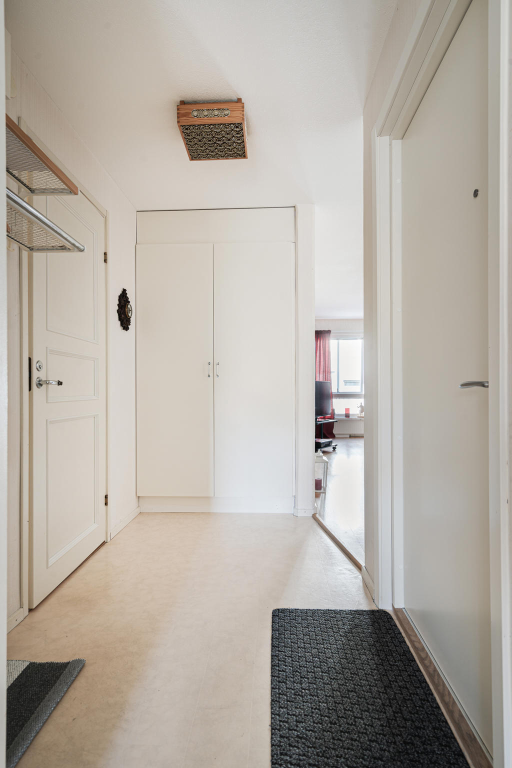 Två garderober för förvaring