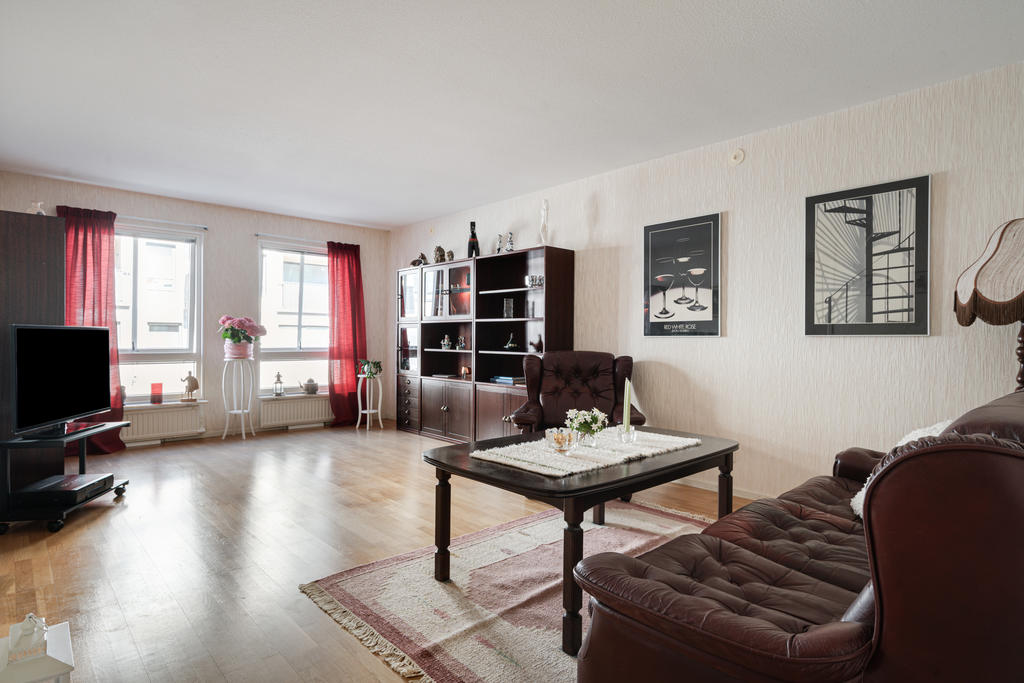 Gott om plats för både soffgrupp och matbord