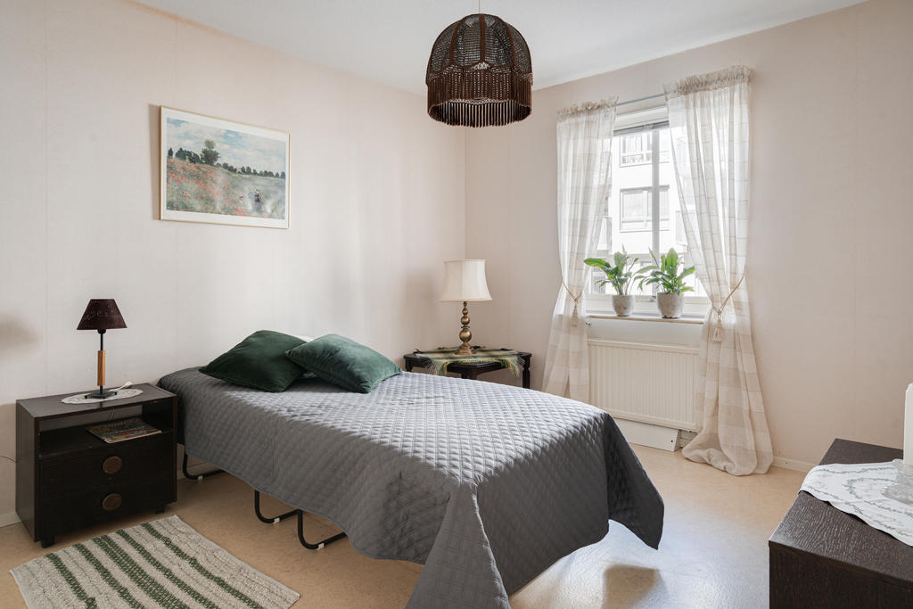 Sovrum med plats för dubbelsäng 