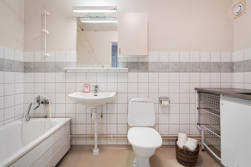 Badrum med badkar och tvättmöjligheter