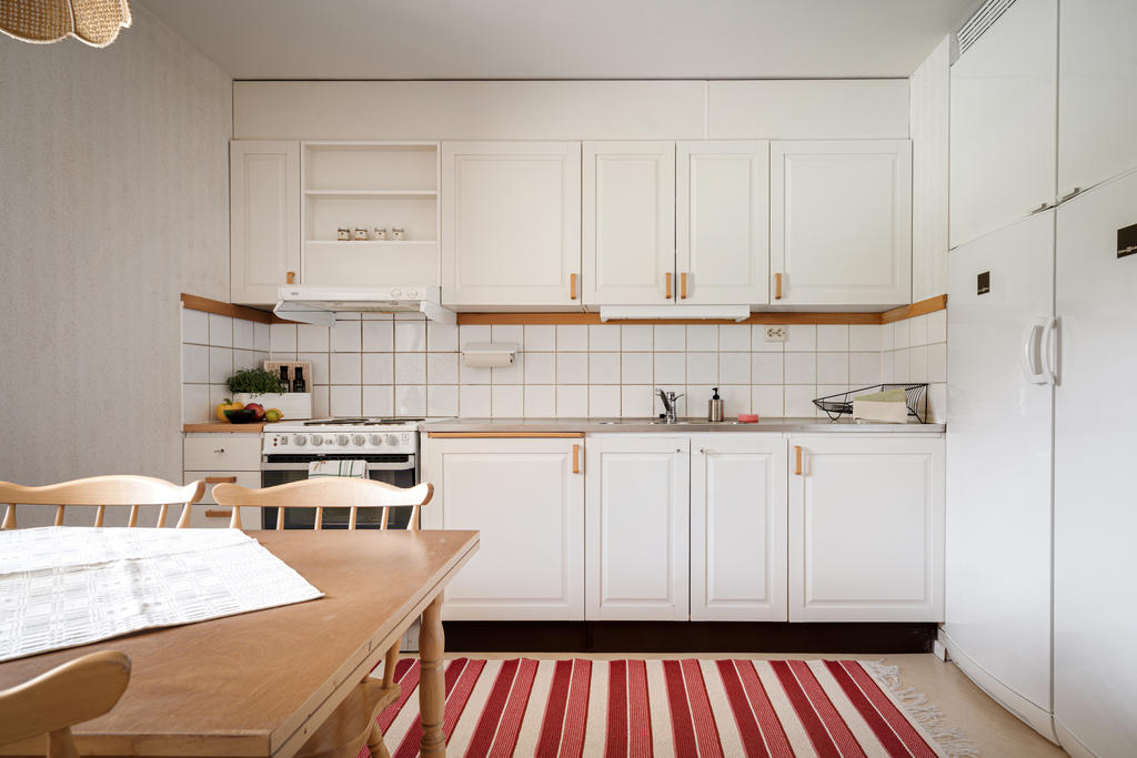 Ljust och trivsamt kök med matplats