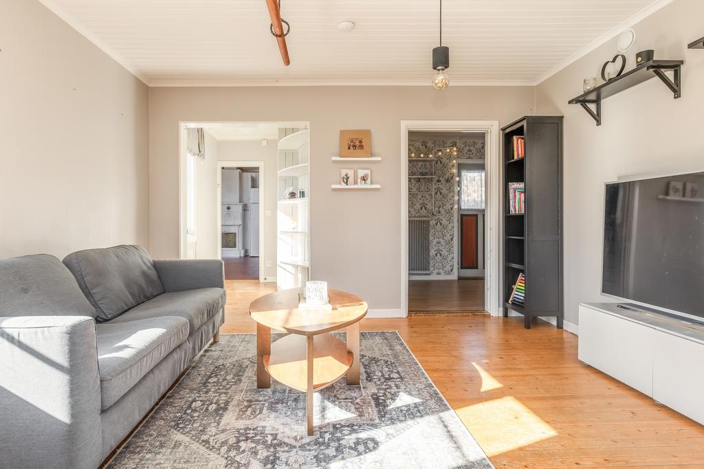 Vardagsrum mot kök och hall 2