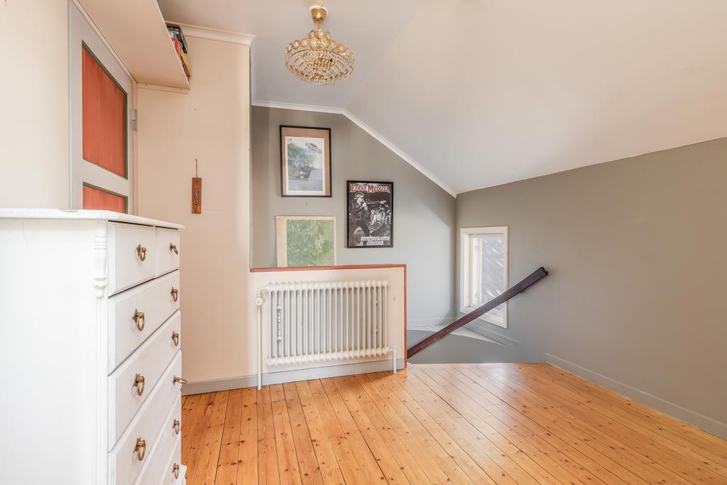 Rymlig möblerbar hall uppe. 