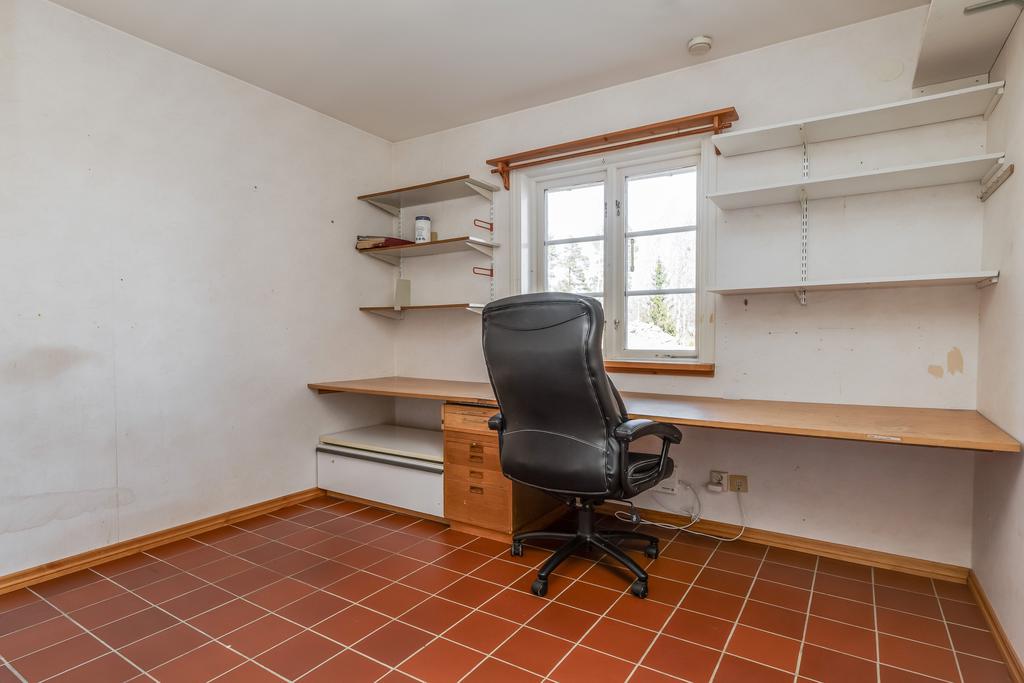 Sovrum 1 med vattenburen golvvärme.