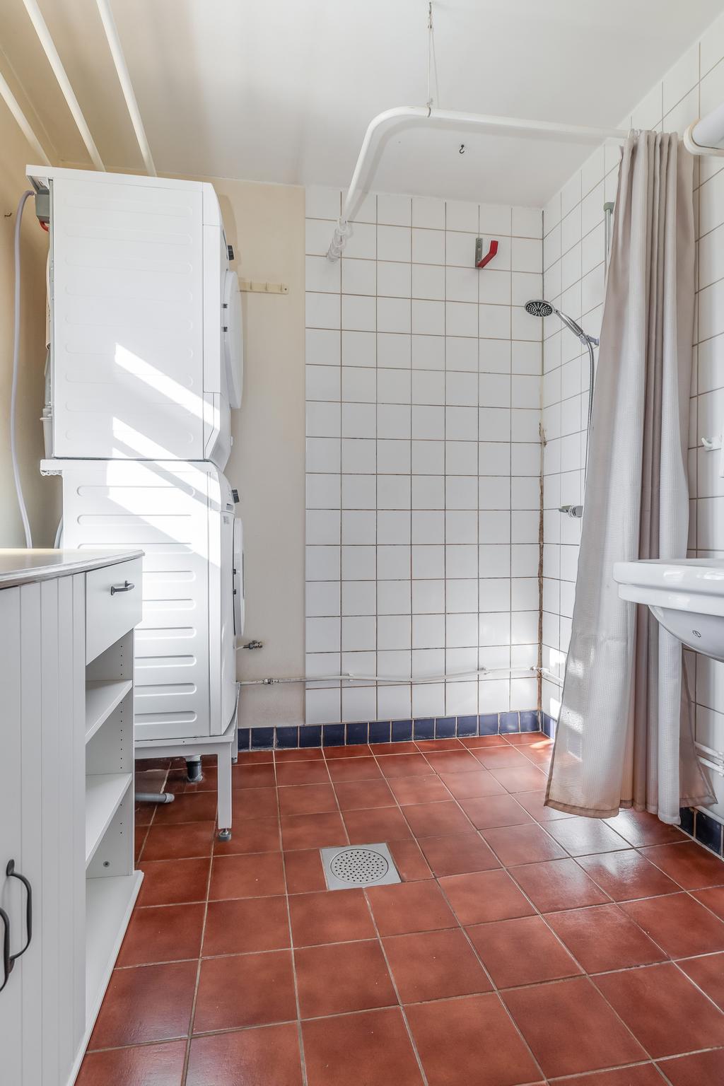 Duschrum/wc/tvättstuga med vattenburen golvvärme.