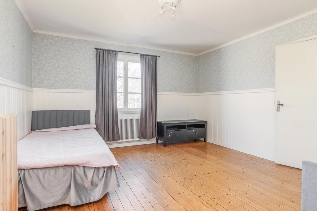 Sovrum 4 uppe med klädkammare.