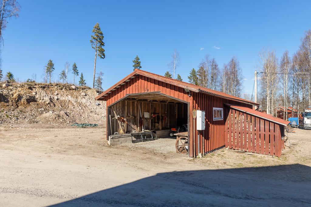 Stor carport om  ca 50 kvm med el och lyse. 