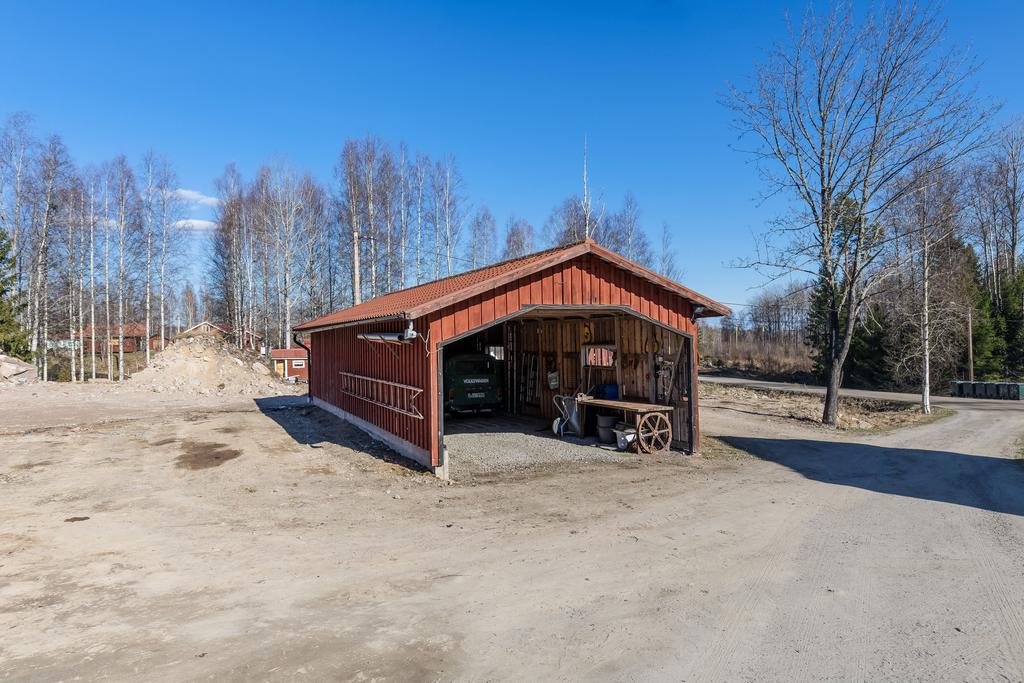Stor carport om  ca 50 kvm med el och lyse. 
