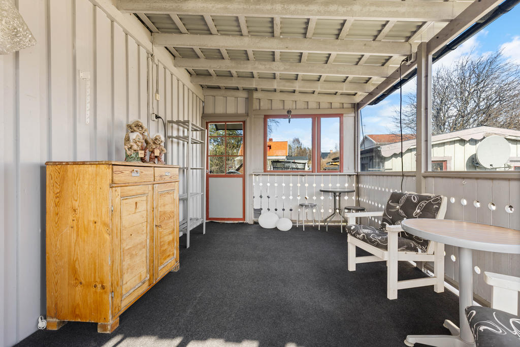 Rymlig altan under tak i öst. 